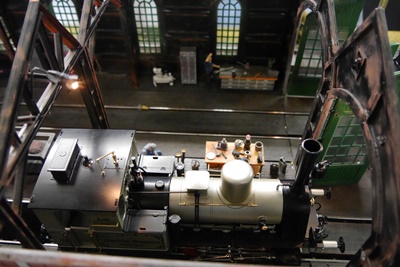 Lokschuppen in Spur 1