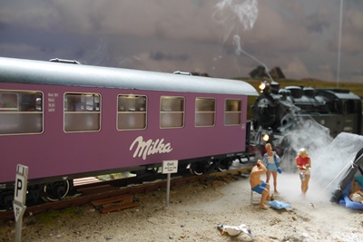 Personenzug f�hrt am Strand entlang